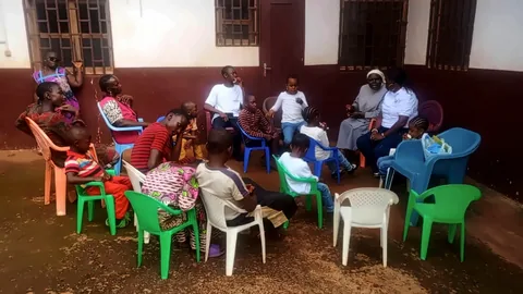 Les enfants, les sœurs et les membres de la fondation réunis en cercle