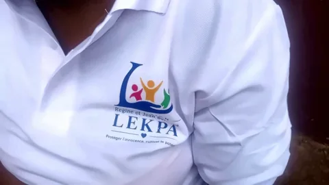 Le logo de la fondation sur les polos portés lors de la remise du don
